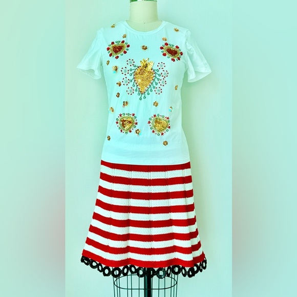 White T-Shirt with Gold and Red Embroidery Size S - Picture 1 of 13